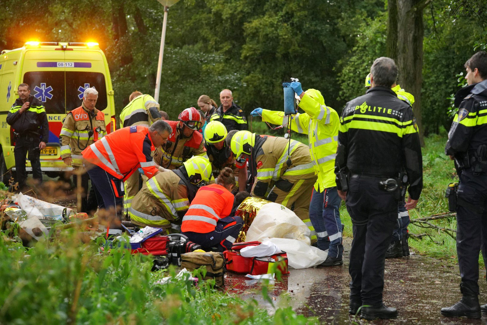 Boom valt op fietser tijdens noodweer, slachtoffer ernstig aan toe