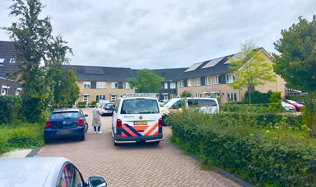 Man overleden in woning, vrouw gewond naar het ziekenhuis