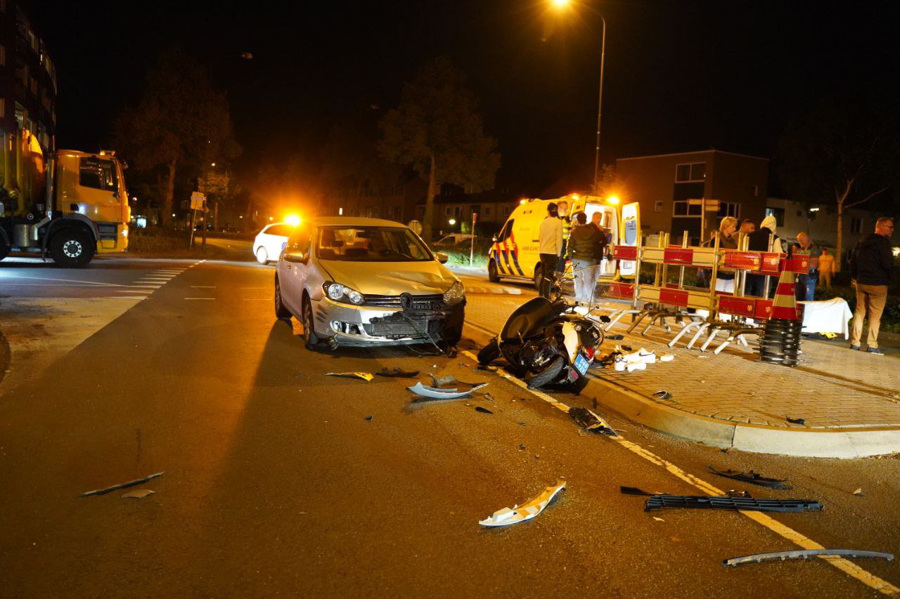 Scooterrijder geschept door auto, gewond naar het ziekenhuis