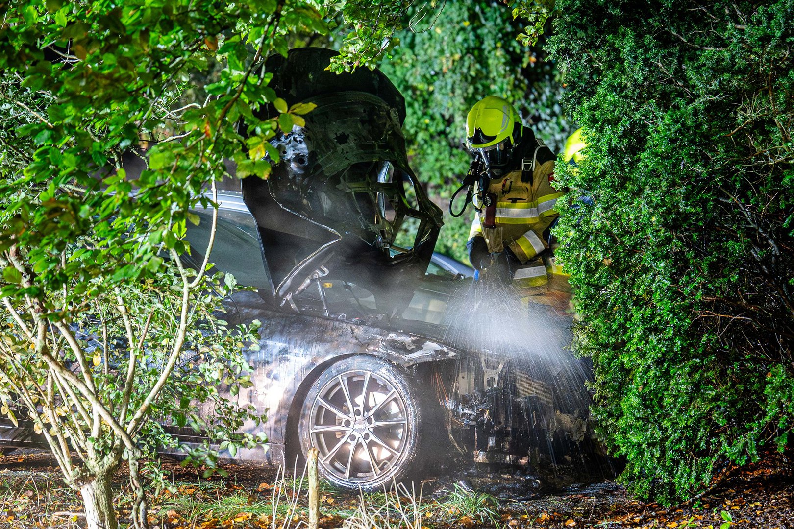 Geparkeerde auto’s beschadigd door brand