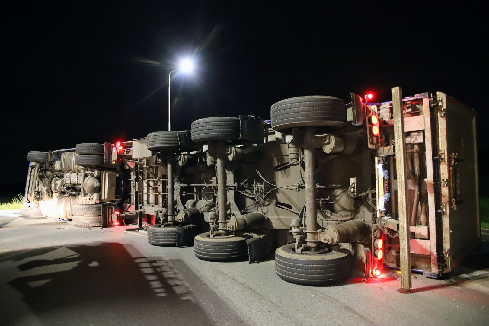 Vrachtwagen met suikerbieten kantelt op rotonde