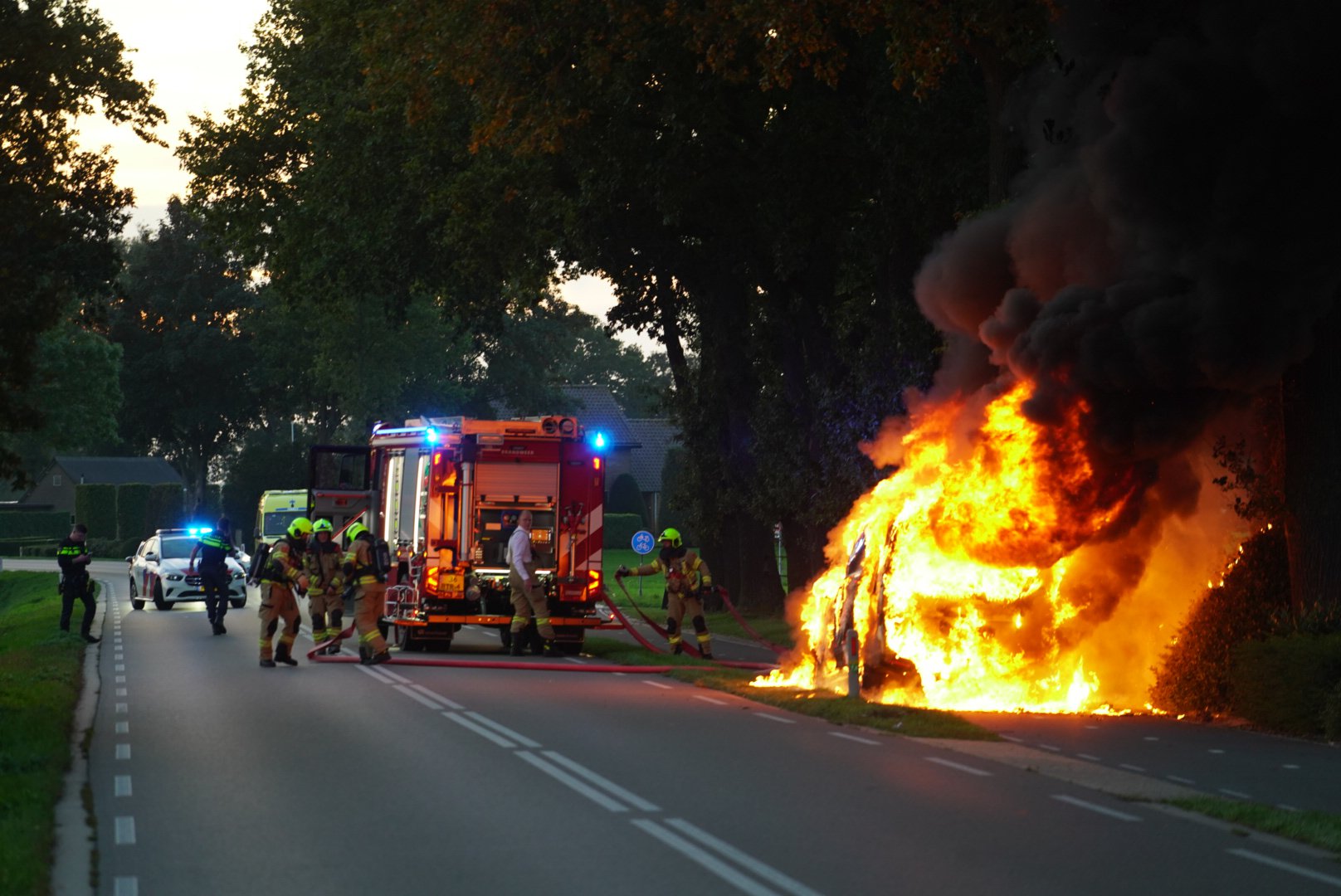 Bestelbus in lichterlaaie, niemand gewond