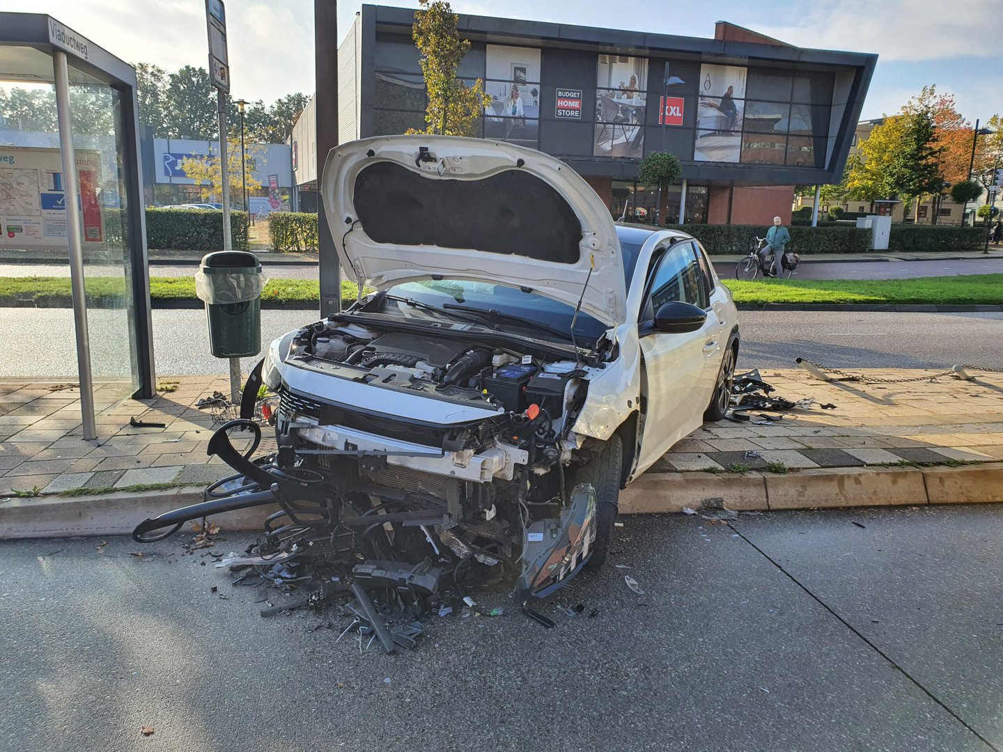 Auto vliegt uit de bocht, omstanders met de schrik vrijgekomen