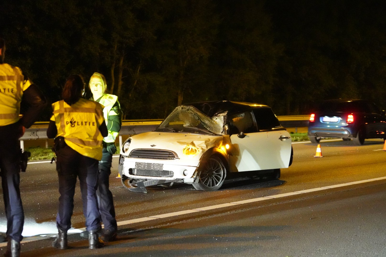 Auto vliegt over de kop op snelweg, bestuurder gewond