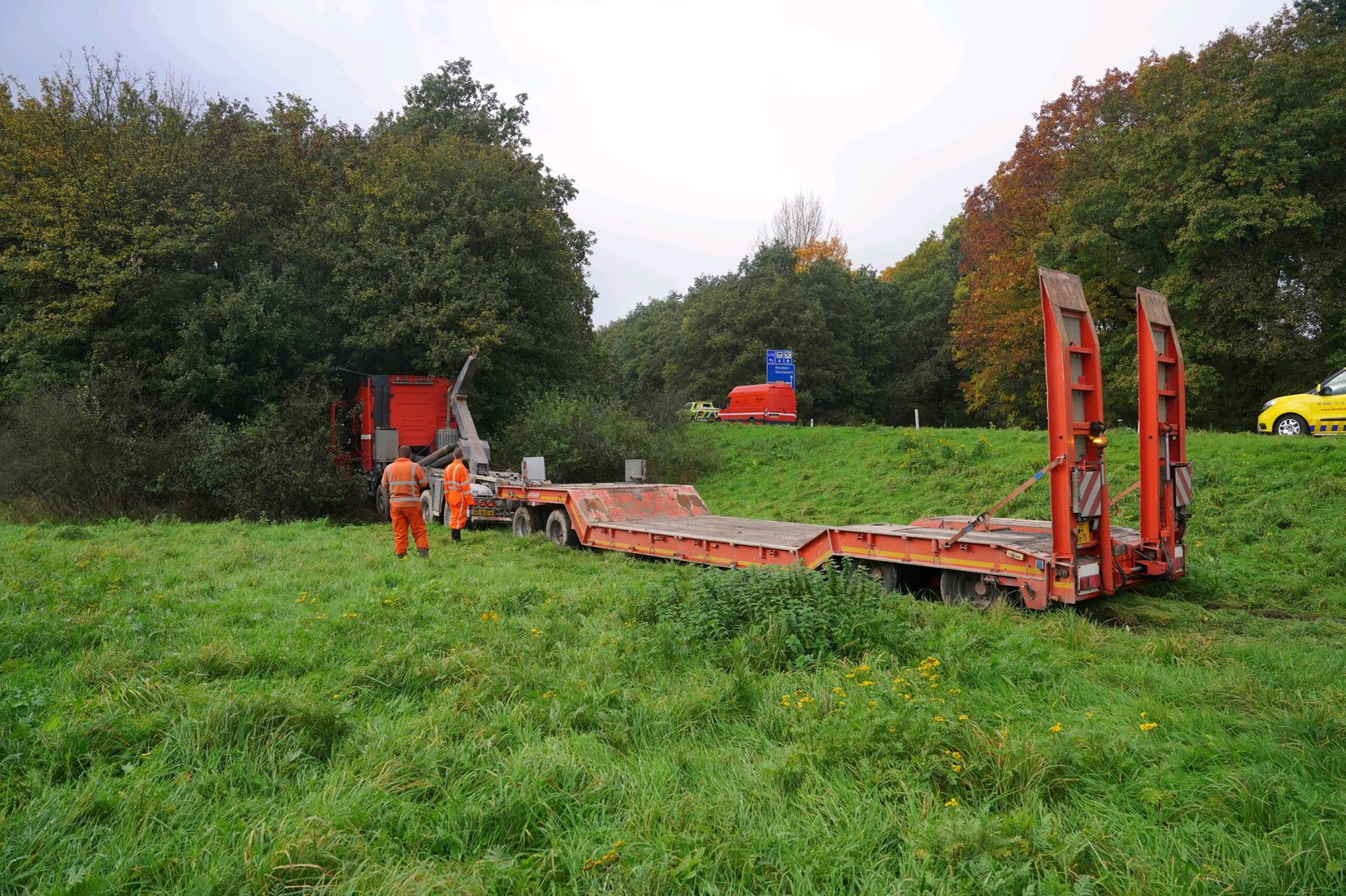 Vrachtwagen raakt van snelweg en belandt in struiken