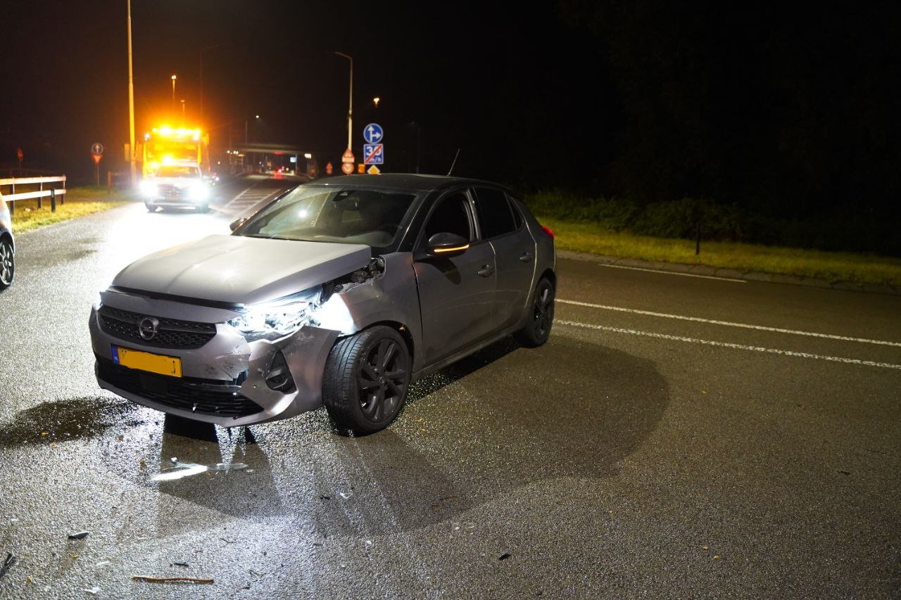 Automobilist vliegt uit de bocht en botst tegen auto