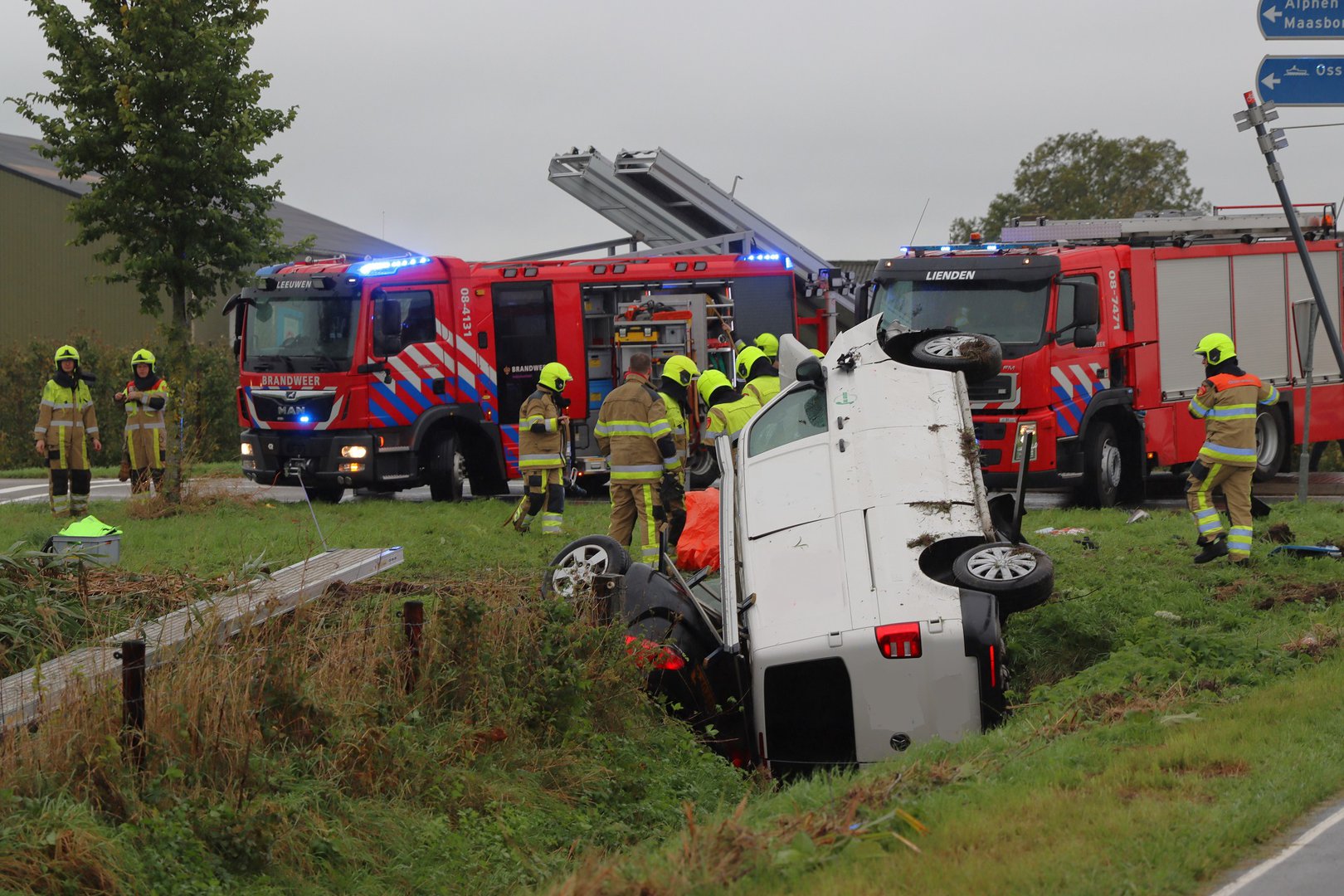 Voertuigen belanden in sloot, bestuurder bekneld