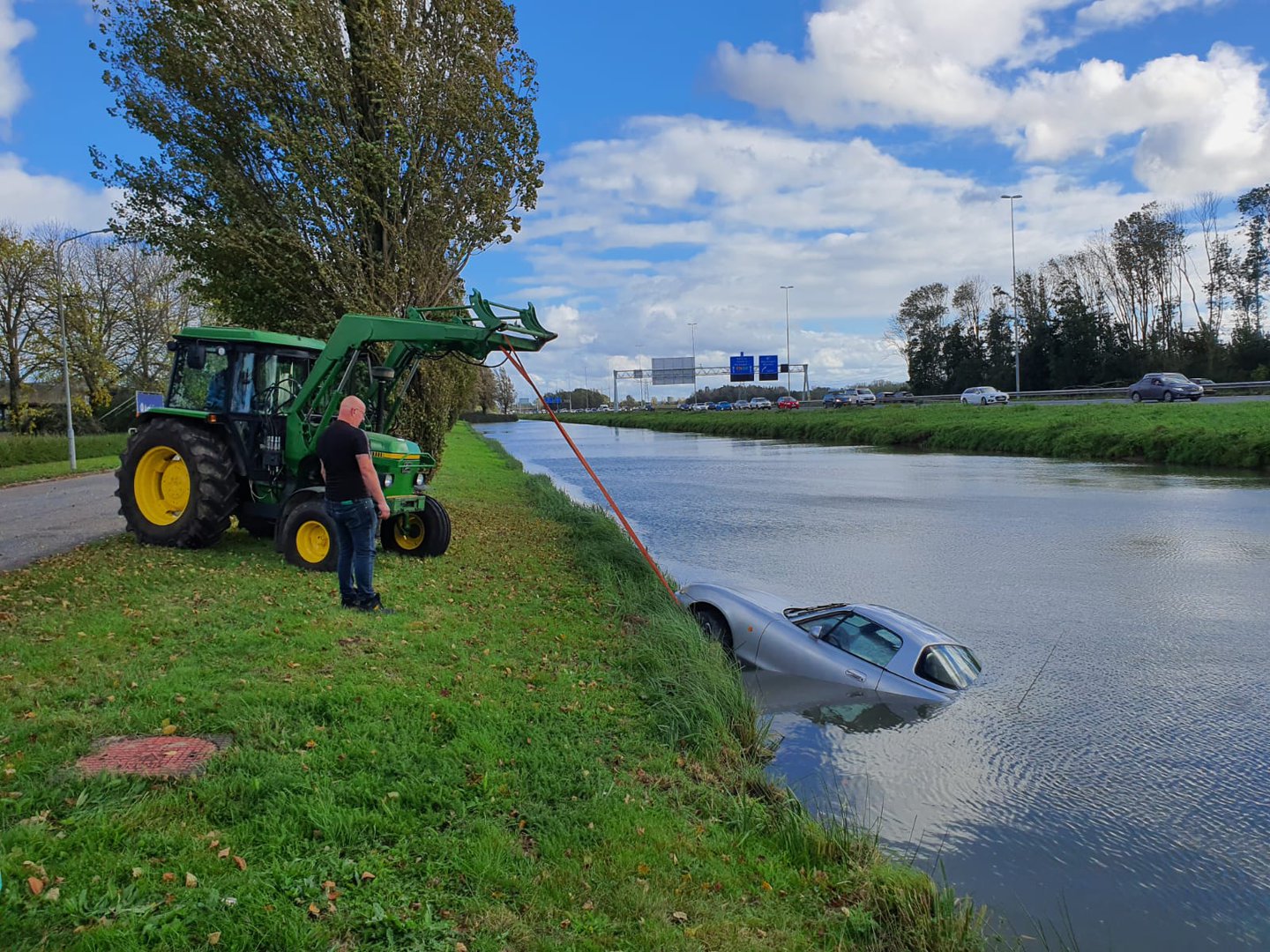 Automobilist rijdt met auto het water in