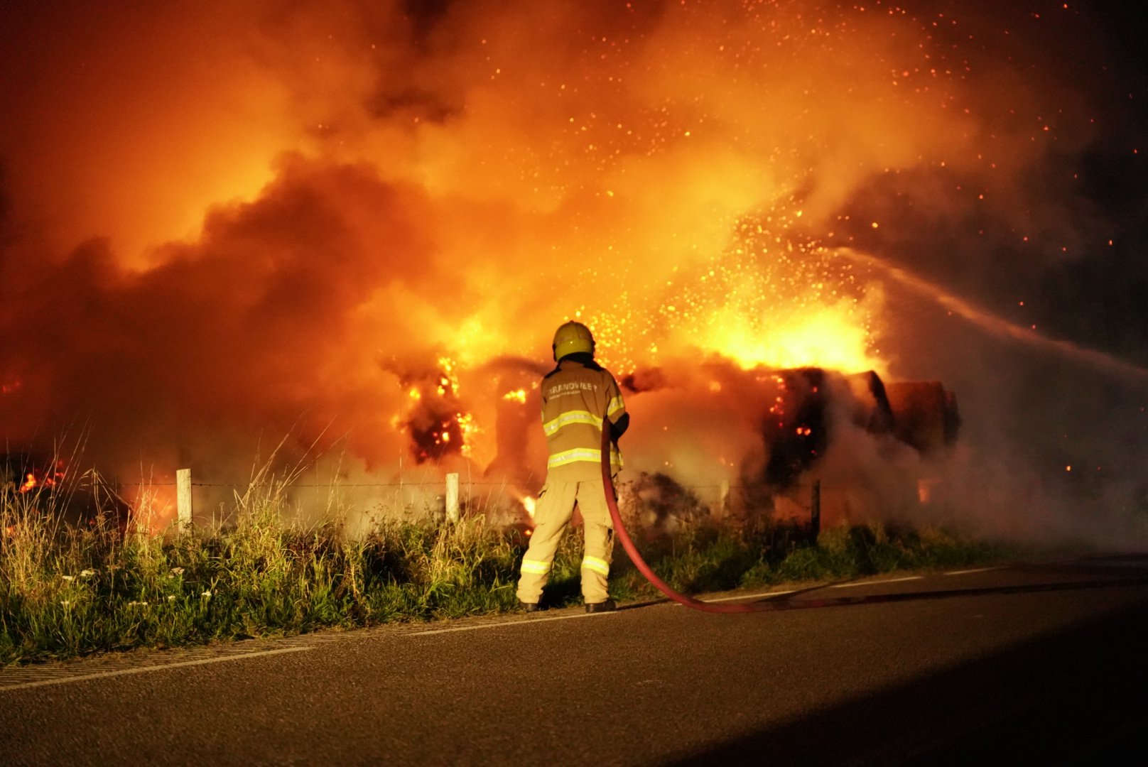 Grote brand in berg hooi langs de weg