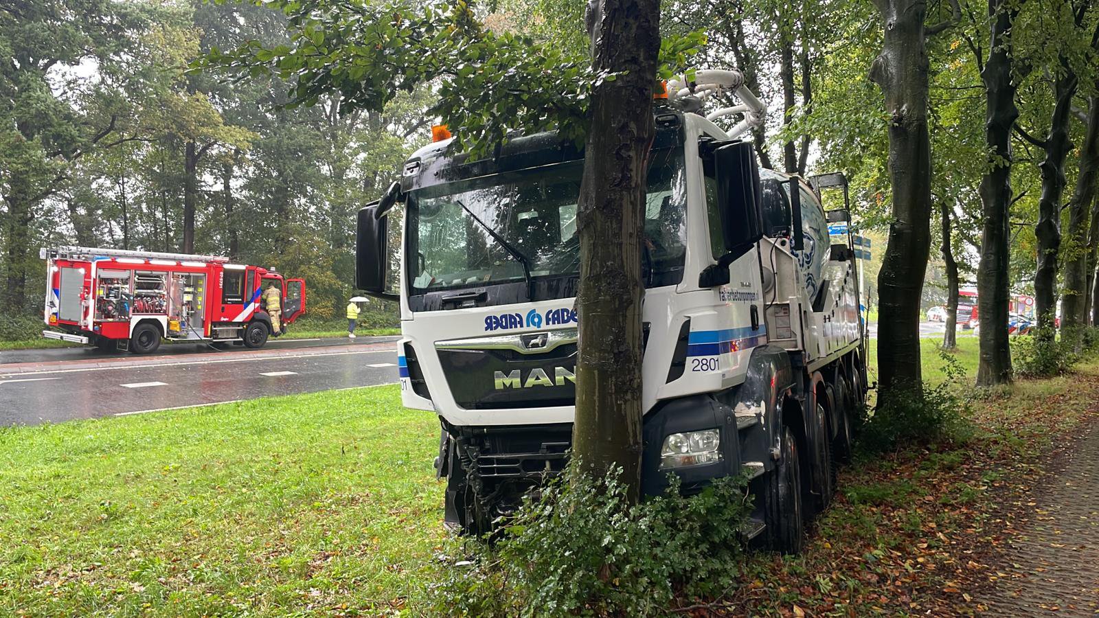 Automobilist gewond na botsing met betonpomp