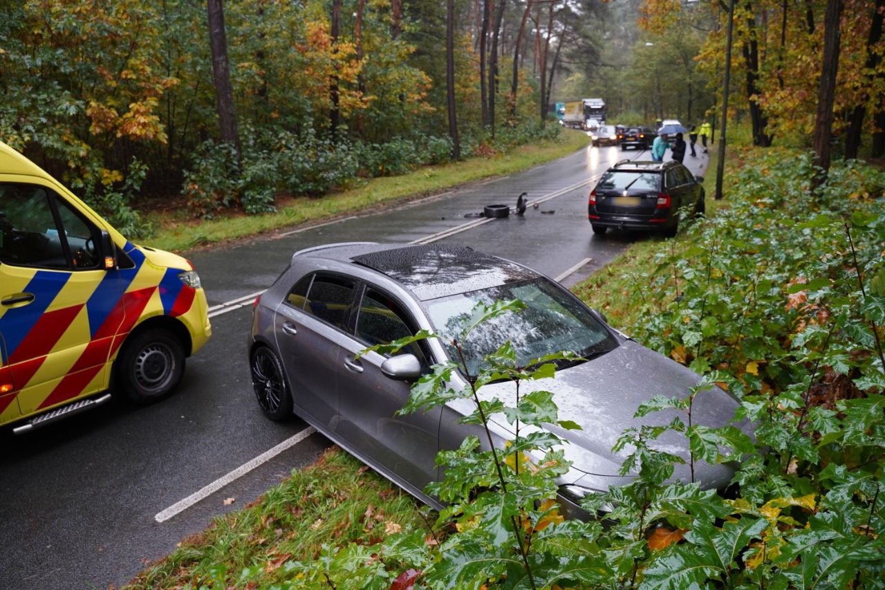 Ongeval tussen twee auto’s, man en kind naar ziekenhuis