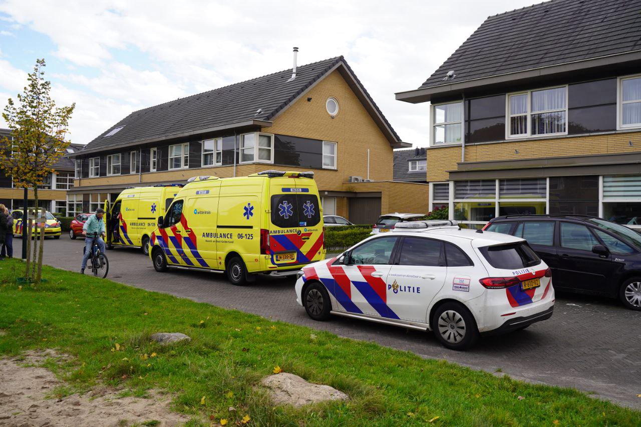 Powerbank ontploft in kleding van jongetje op speelplaats, kind naar ziekenhuis