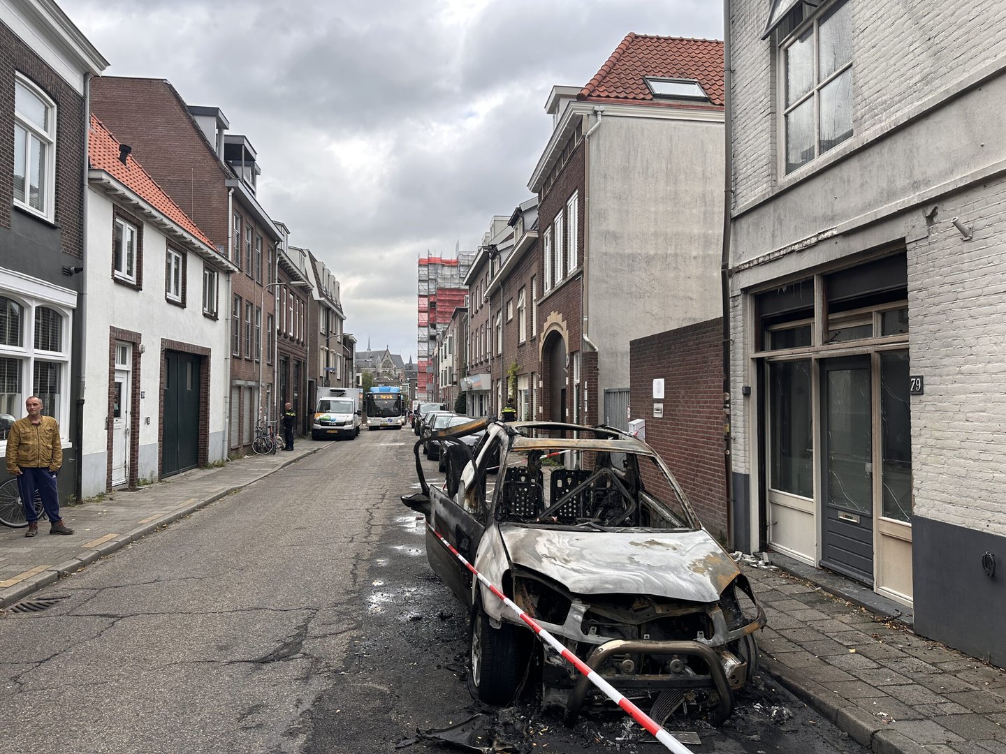 Auto volledig in brand in de nacht