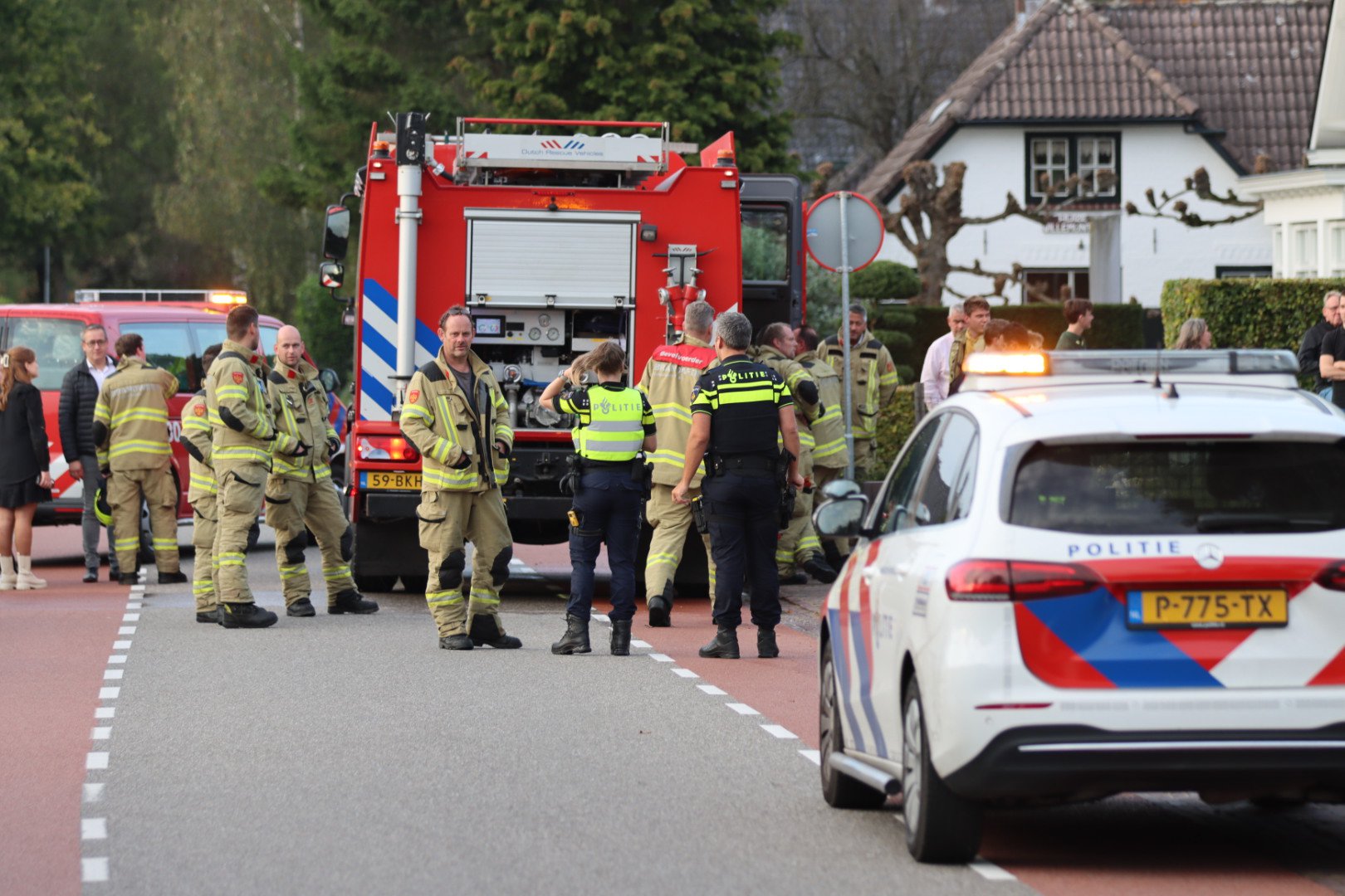 Bewoners doen bluspoging met tuinslang bij brand in sauna