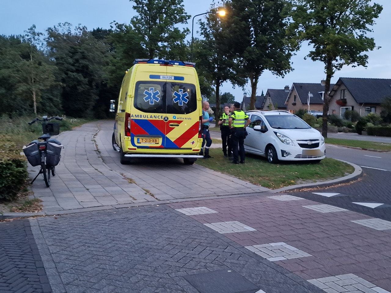 Fietser en auto in botsing op kruising