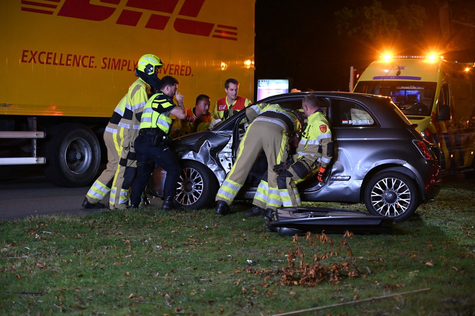 Deur van auto verwijderd om bestuurster te bevrijden na ongeval