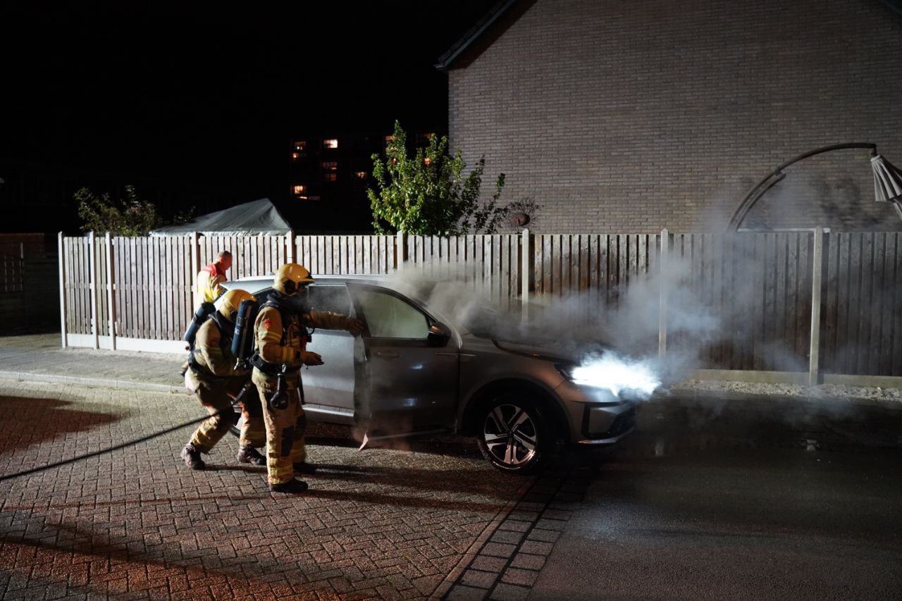 Auto vliegt in brand en raakt zwaar beschadigd