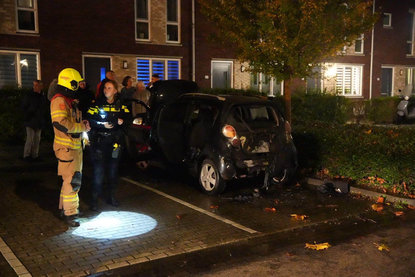 Auto door brand verwoest, politie onderzoekt brandstichting