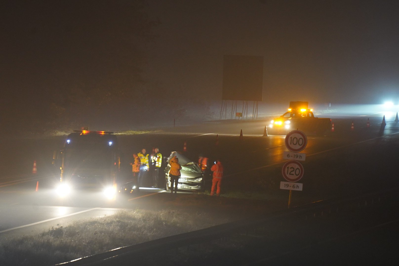 Auto botst in mist achterop vrachtwagen, automobilist gewond naar ziekenhuis