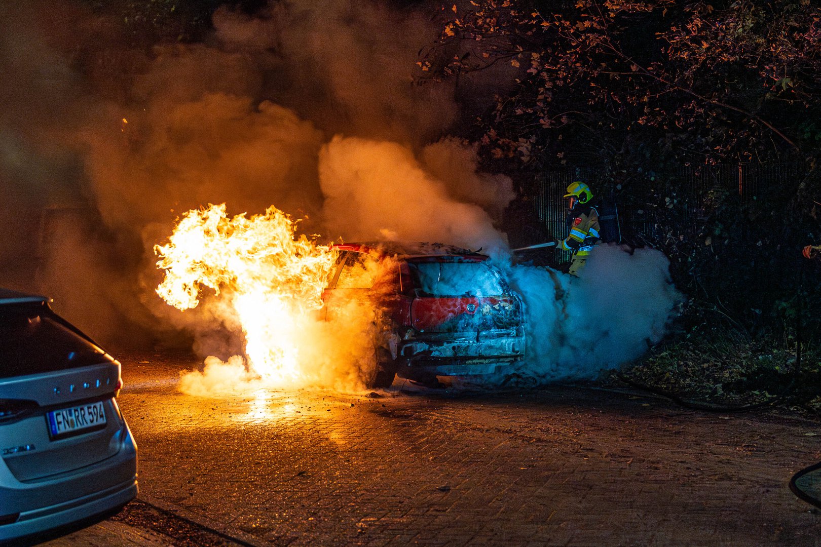 Auto zwaar beschadigd door brand