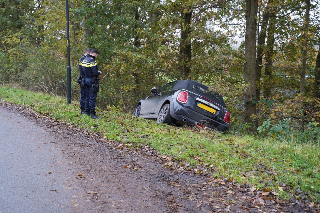 Auto belandt in sloot, bestuurder spoorloos