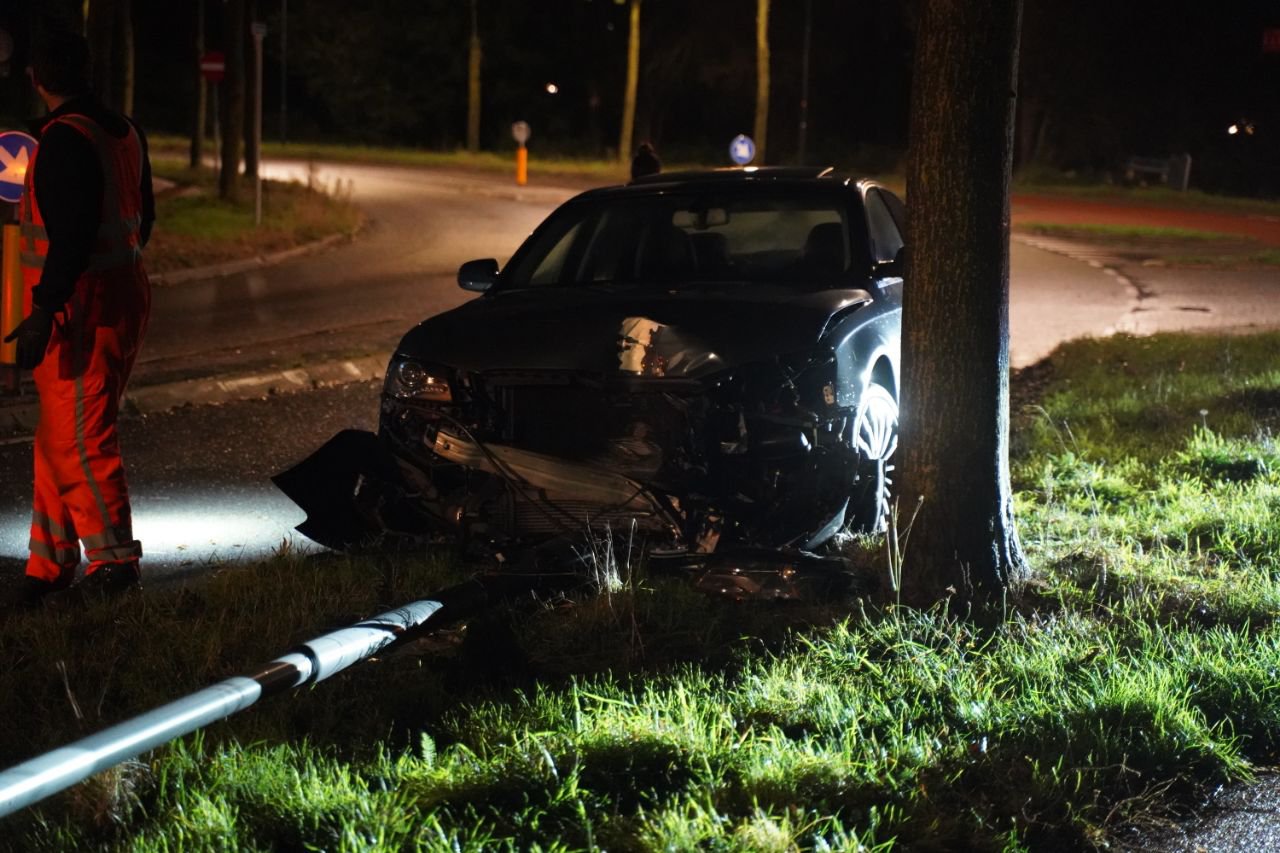 Auto vliegt uit de bocht en botst tegen lantaarnpaal