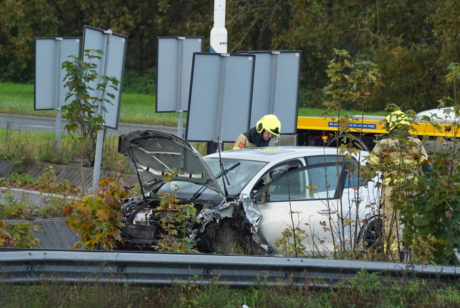 Veel schade na ongeval op afrit van snelweg