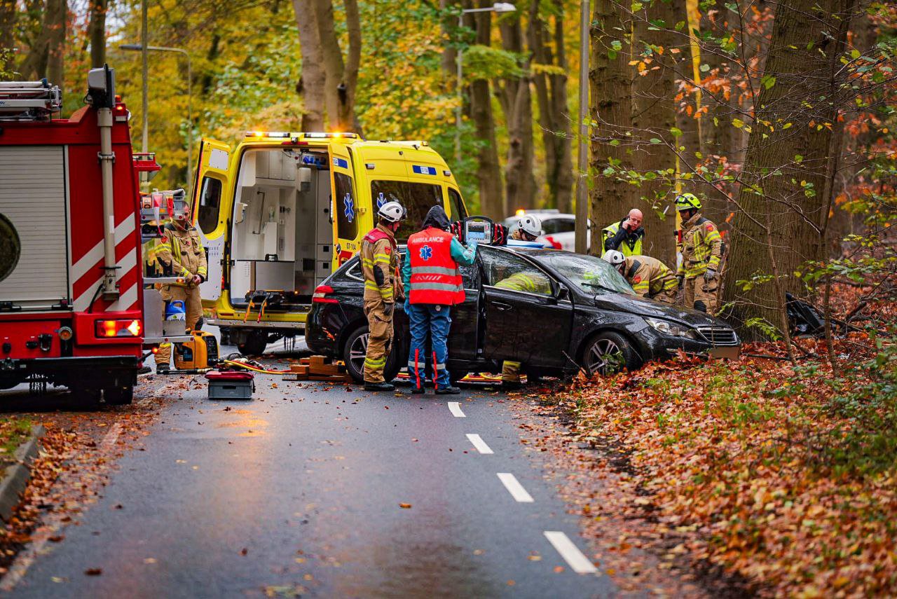 Bestuurder bekneld na botsing tegen boom in Arnhem