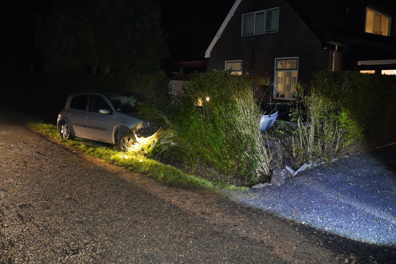 Auto crasht in voortuin, bestuurder met politie mee