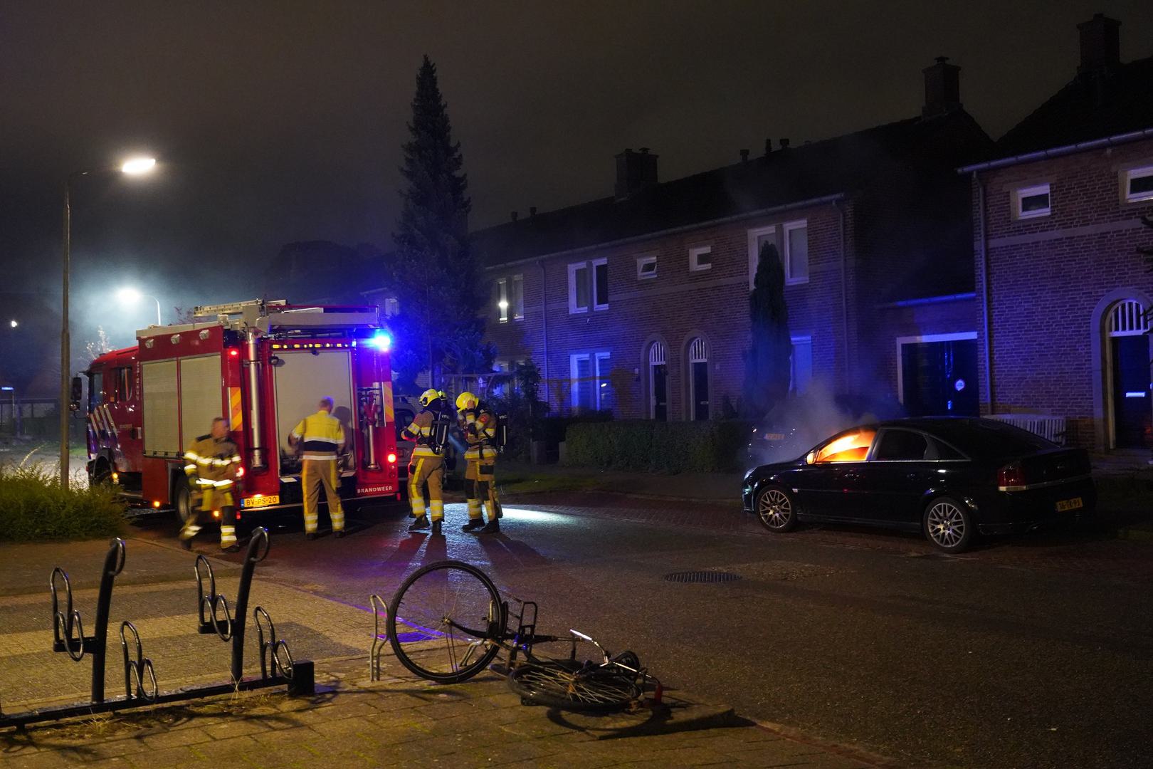 Fietser ontdekt autobrand en belt brandweer