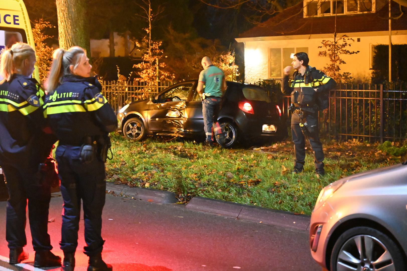 Veel schade aan auto na botsing tegen boom