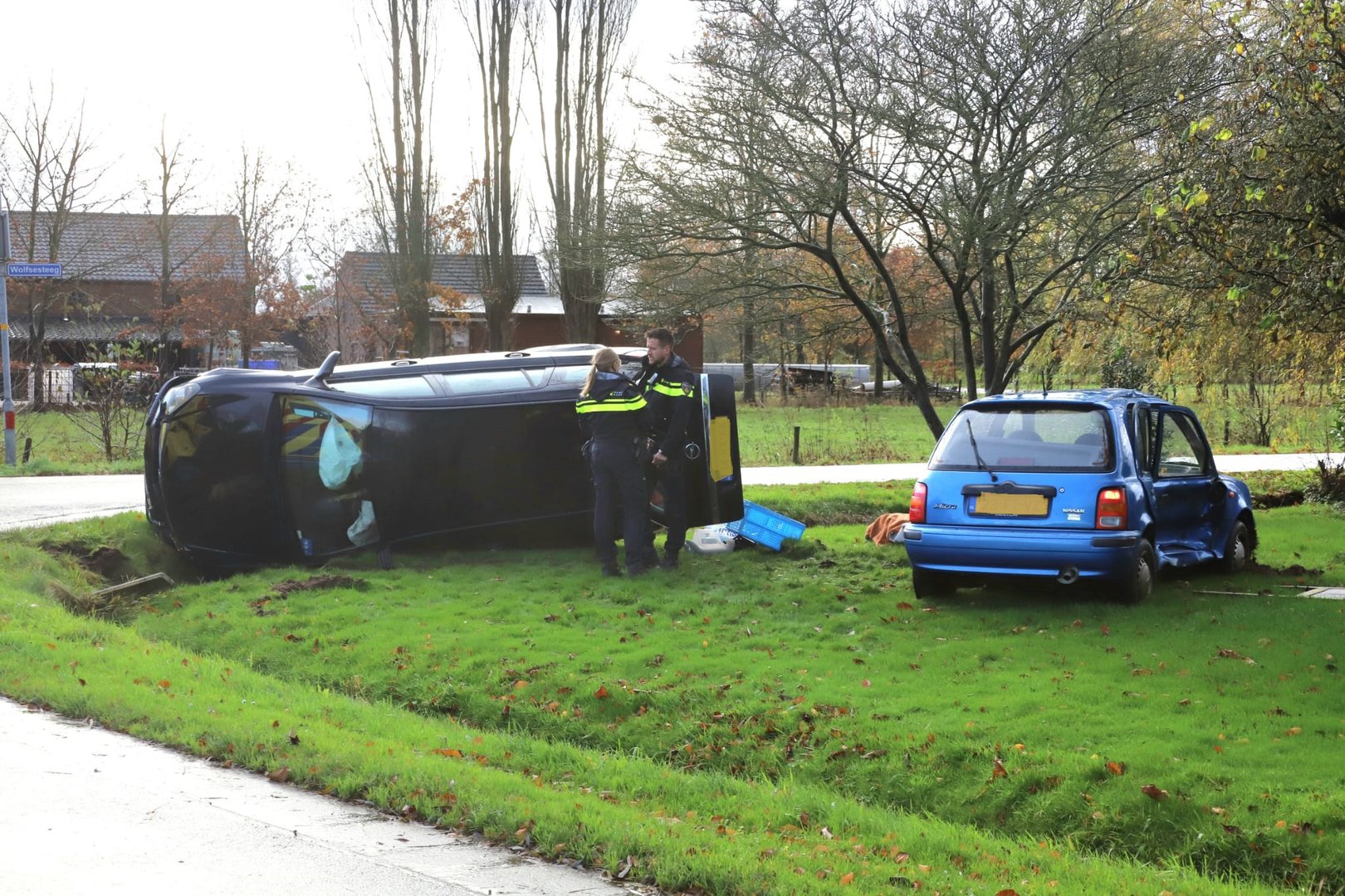 Auto’s belanden in tuin na aanrijding op kruising