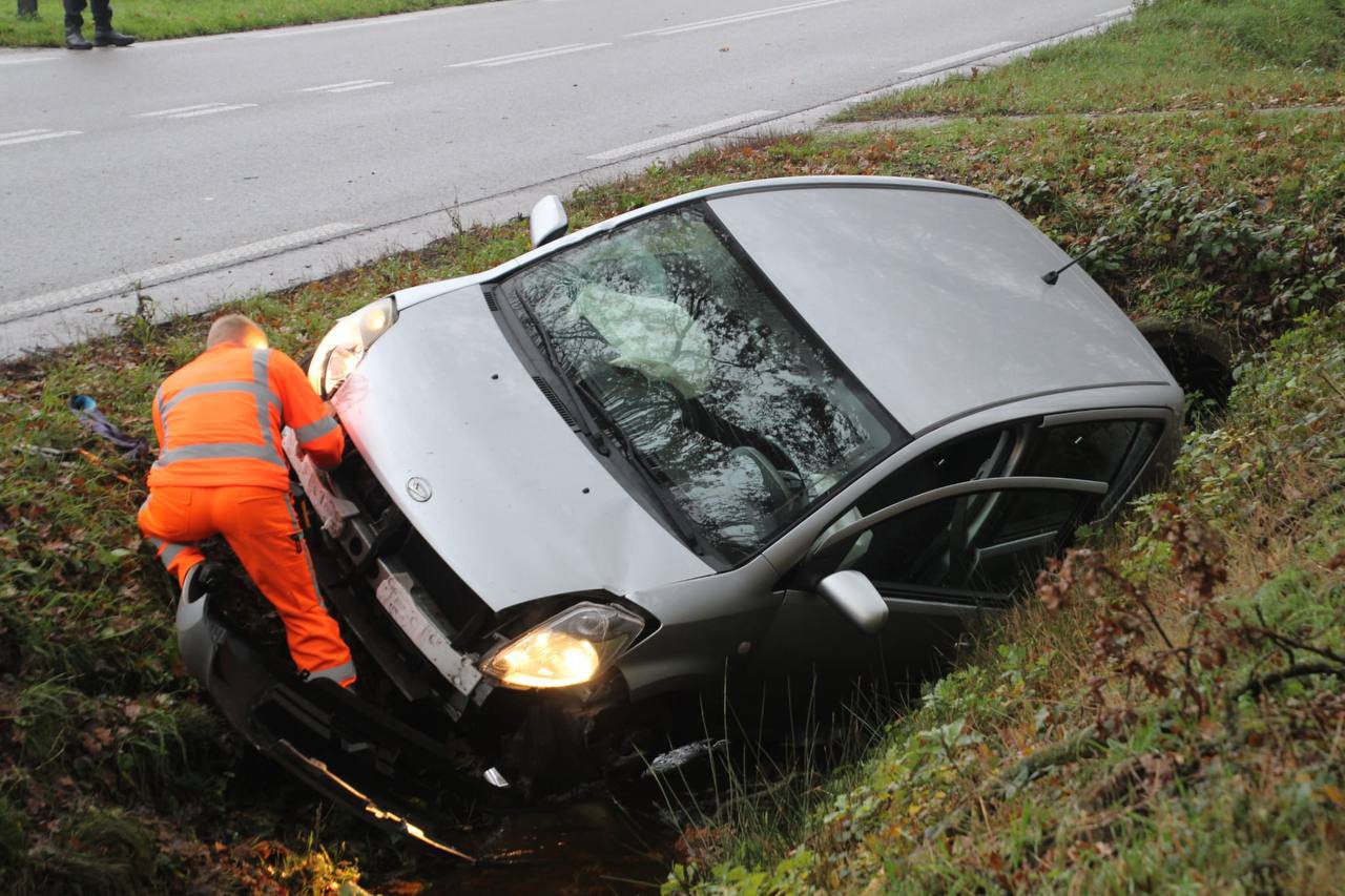 Automobiliste belandt met auto in sloot