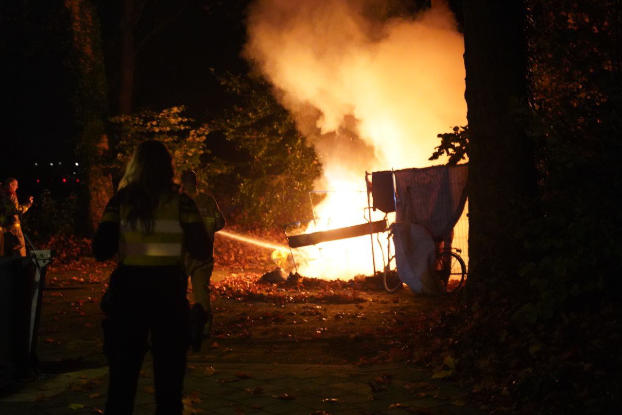 Vouwwagen vliegt in brand op verlaten parkeerplaats