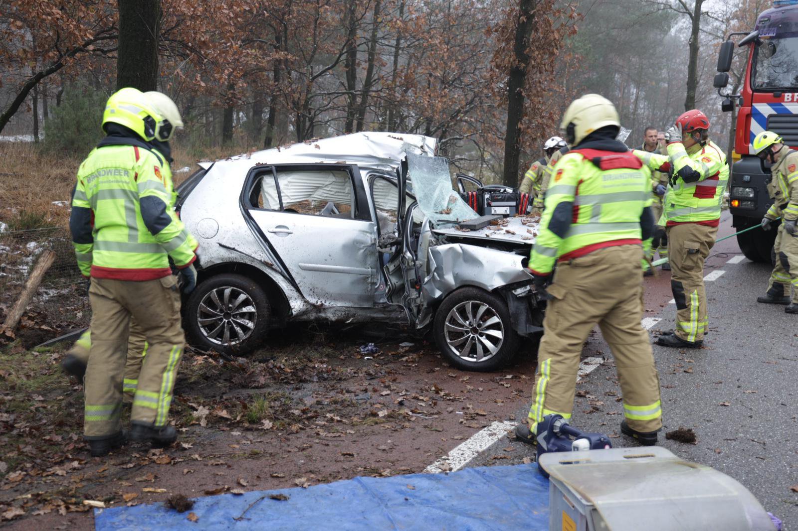 Zwaargewonden na crash tegen boom in Arnhem