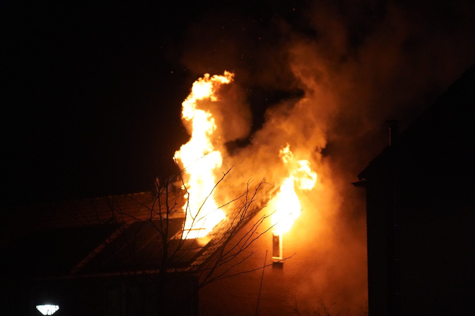 Metershoge vlammen tijdens uitslaande woningbrand