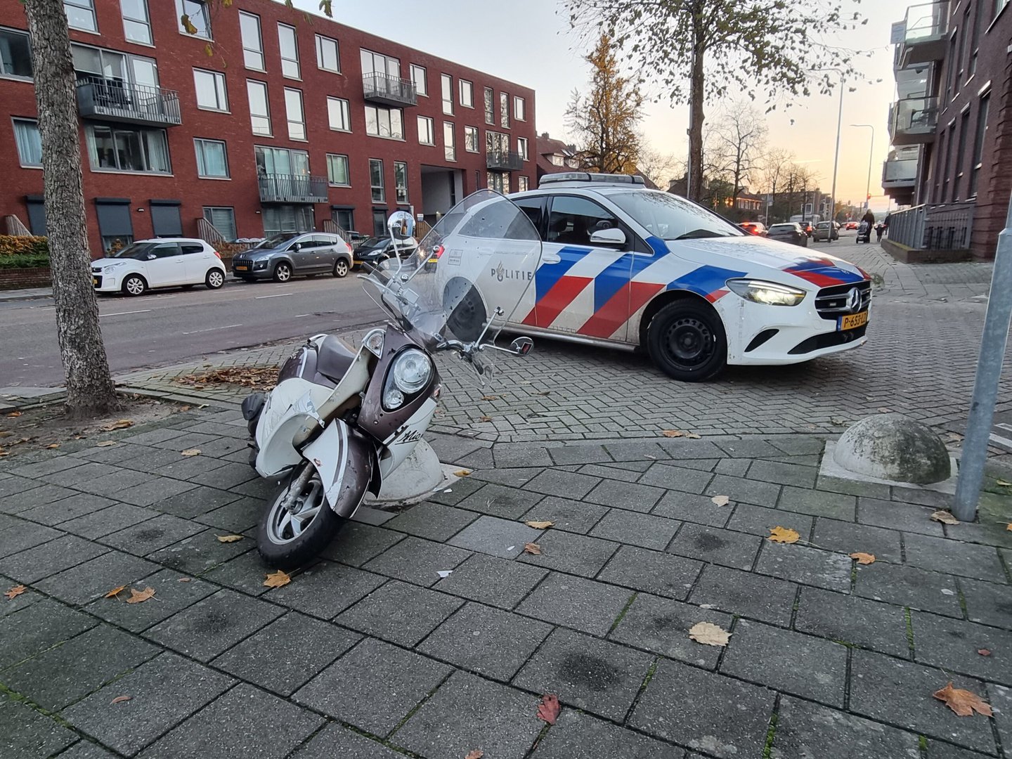 Scooterrijder botst tegen zijkant van afslaande auto