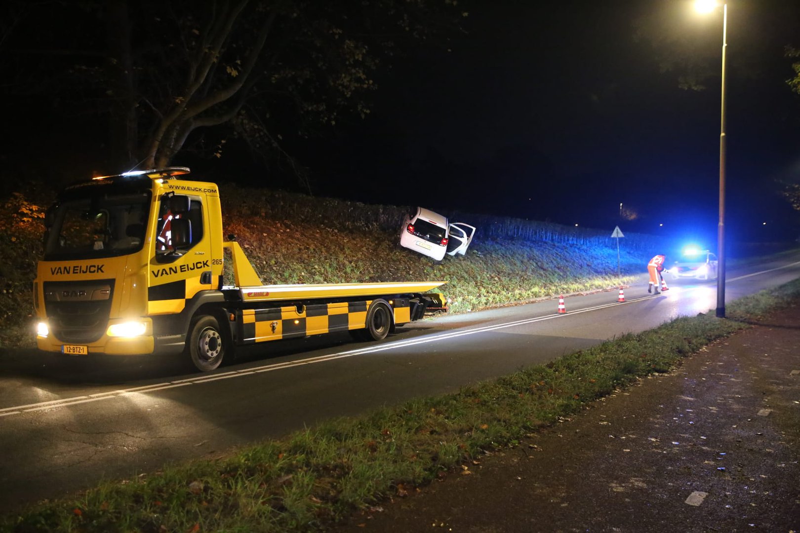 Automobilist ramt lantaarnpaal in Arnhem