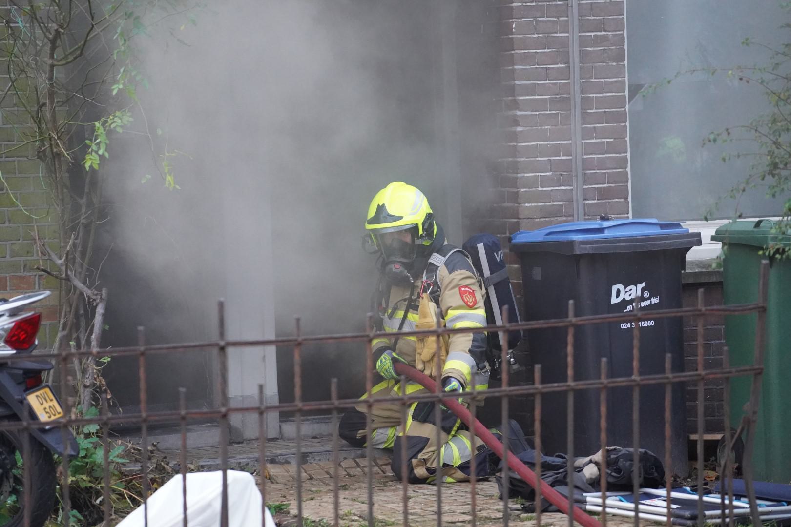 Straat afgezet bij brand in studentenhuis Nijmegen