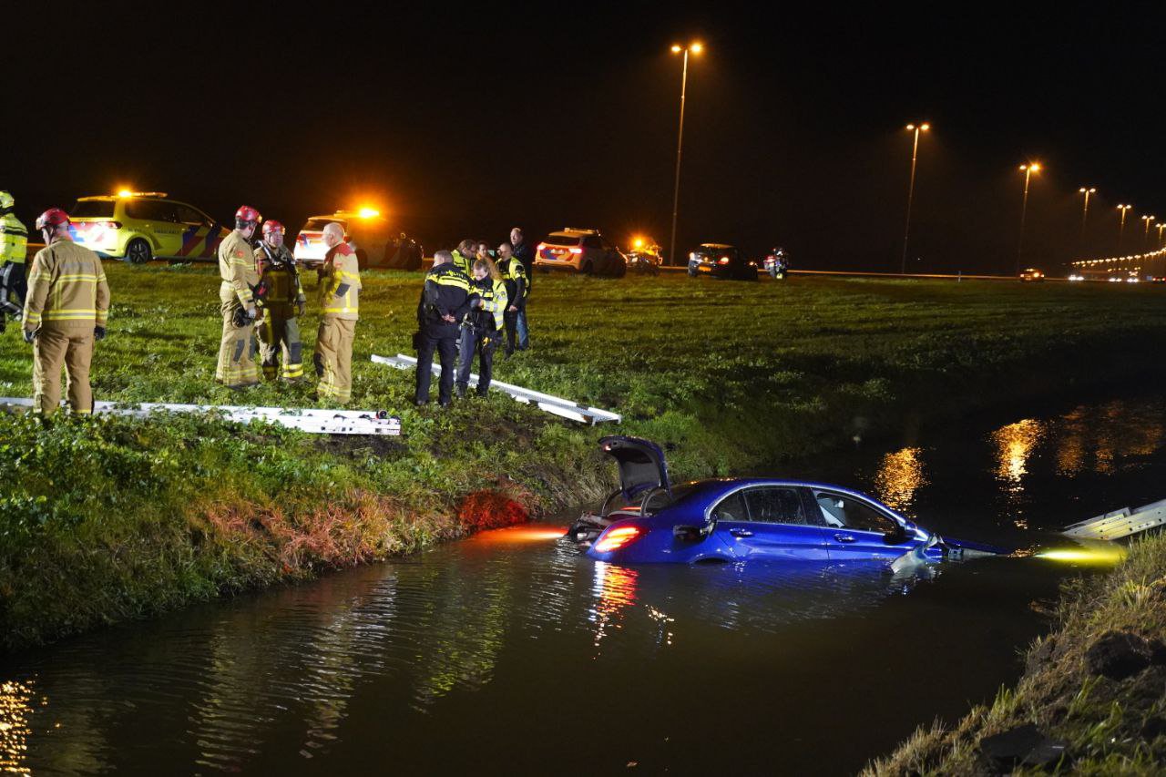 Voertuig belandt in de sloot vanaf de A50