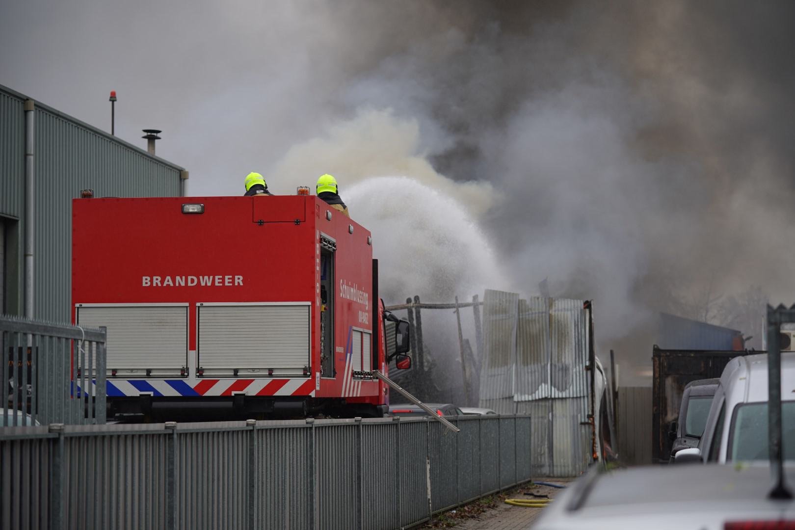 Grote brand bij autospuiterij in Wijchen