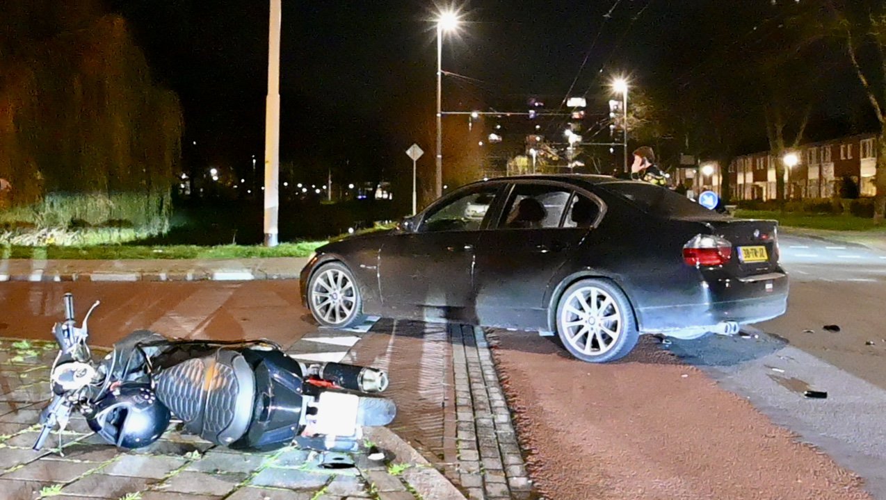 Scooterrijder over het hoofd gezien door automobilist in Arnhem