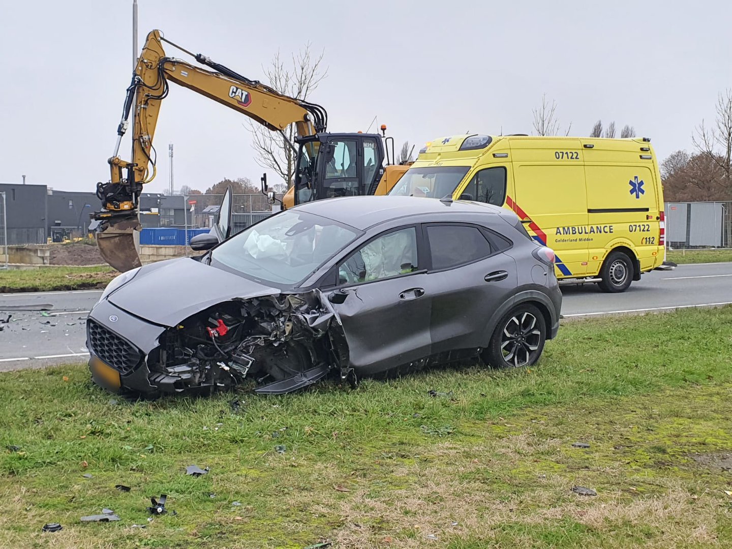 Frontale aanrijding tussen auto en vuilniswagen