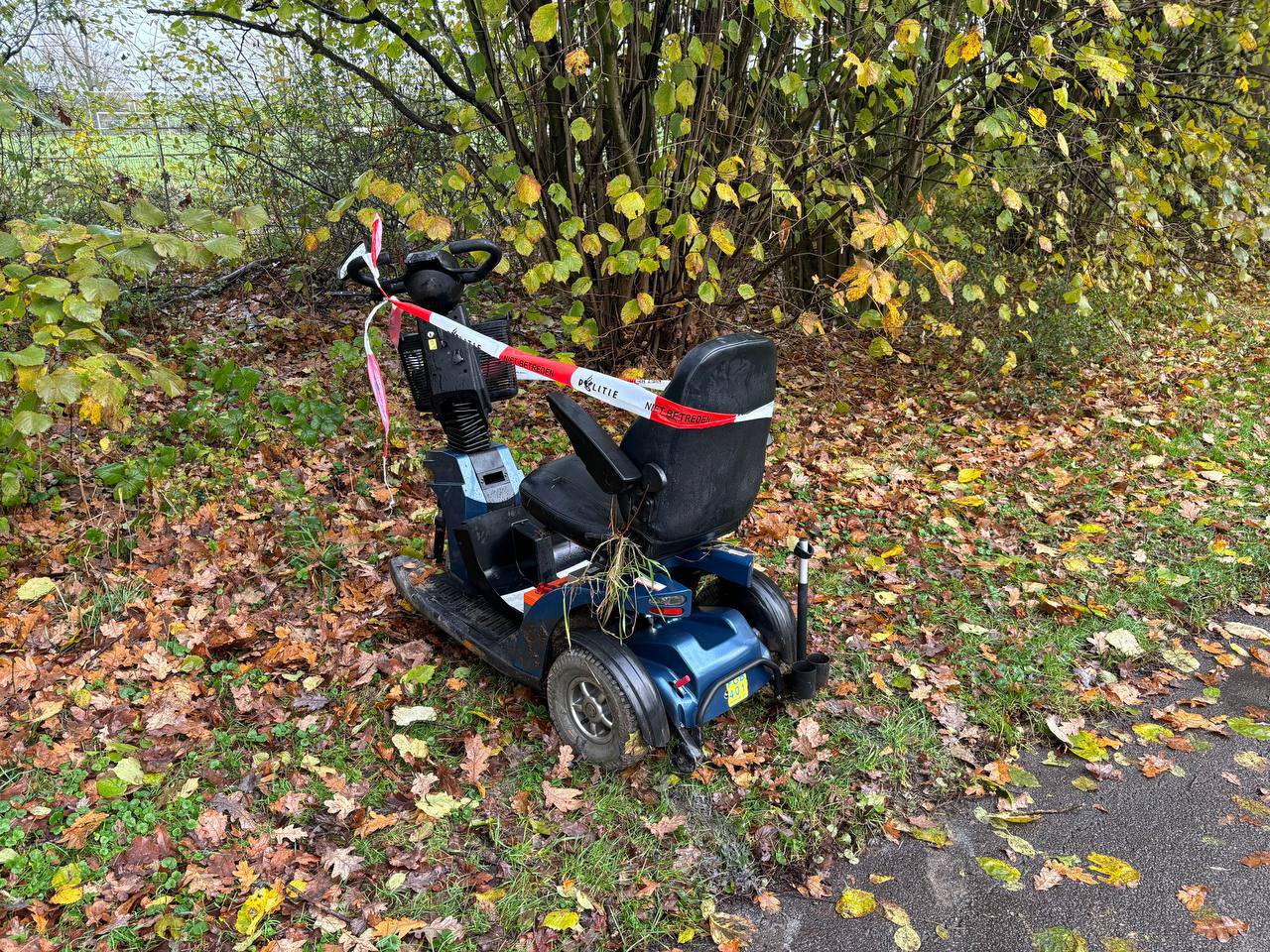 Brandweer brandweer rukt groots uit voor scootmobiel te water