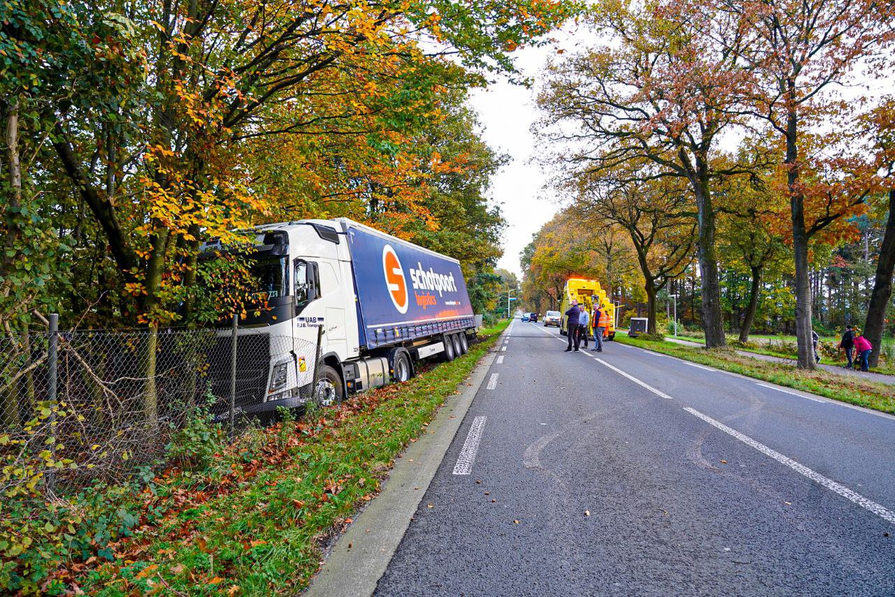 Vrachtwagen raakt van de weg in Eerbeek