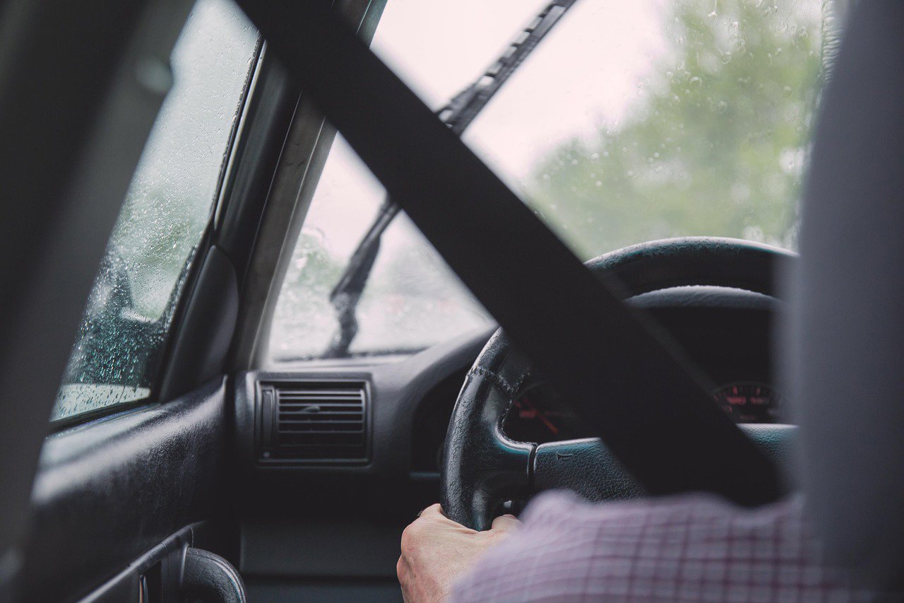 Man (28) reed meerdere keren met zijn auto op mensen in: ‘Haantjesgedrag’