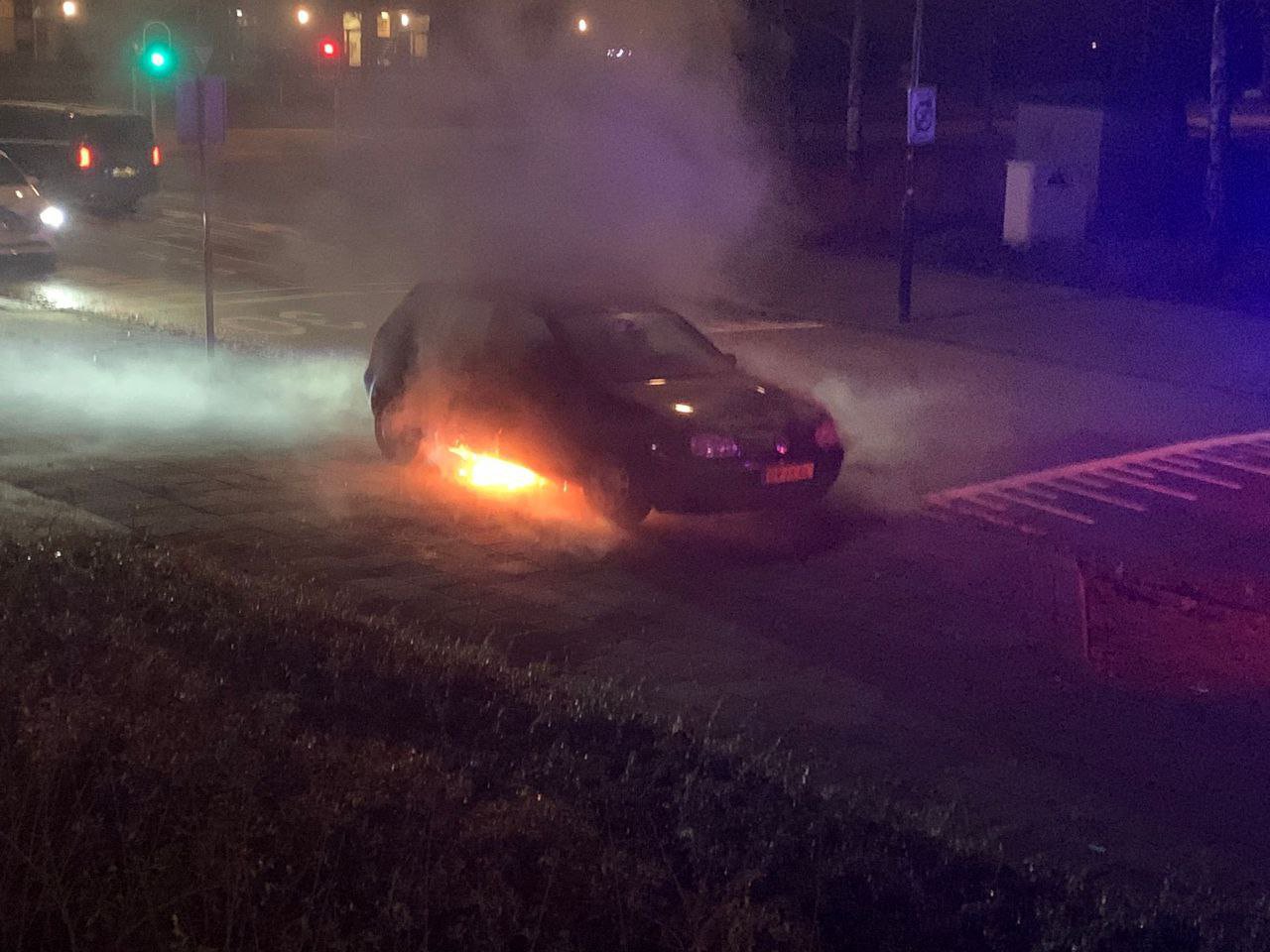 Geparkeerde auto volledig in lichterlaaie, brandstichting niet uitgesloten