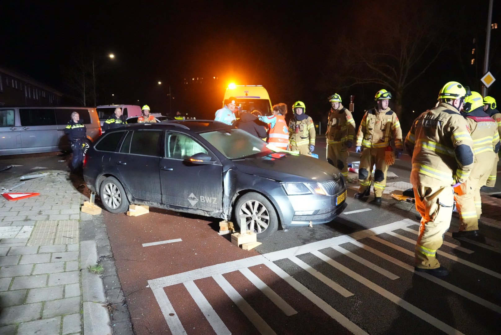 Vrouw bekneld in auto na botsing met busje