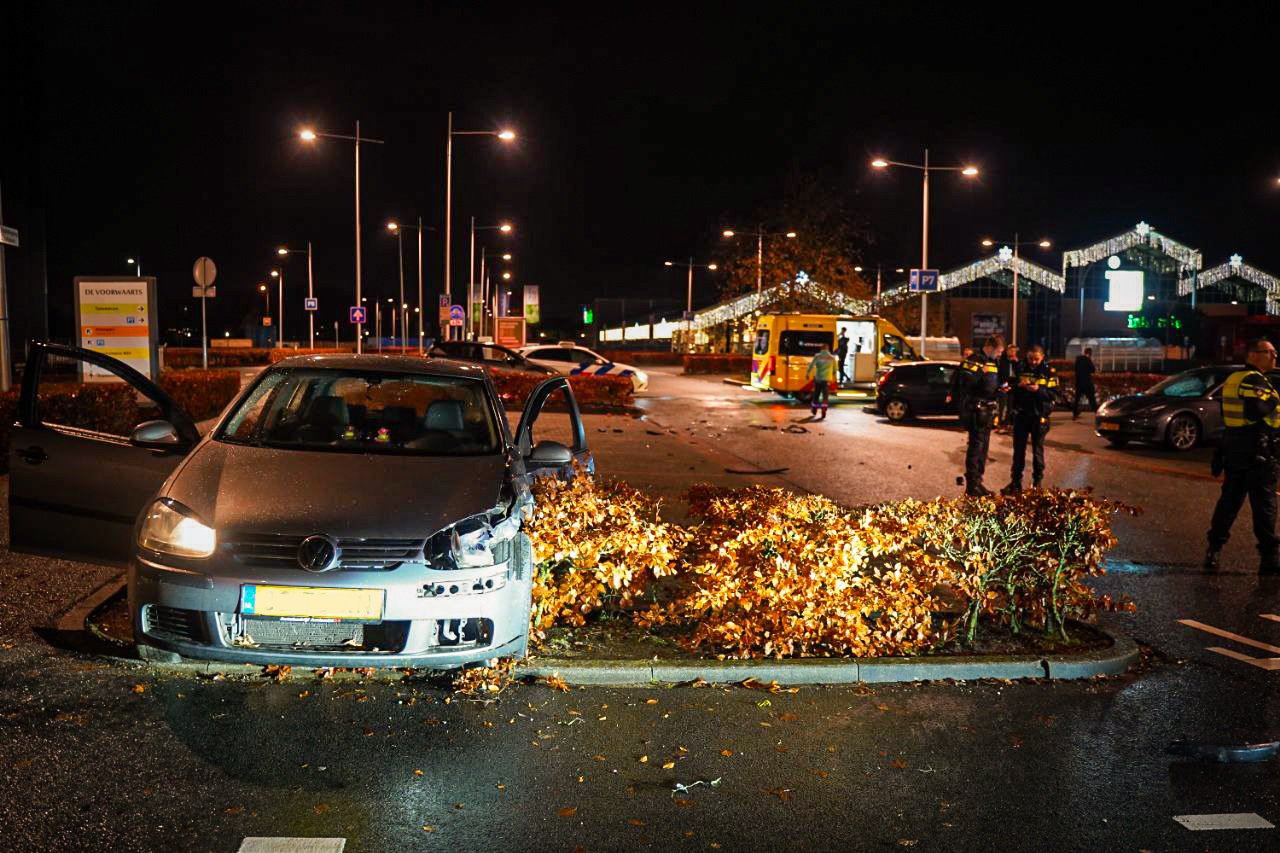 Auto belandt in heg na botsing op parkeerplaats