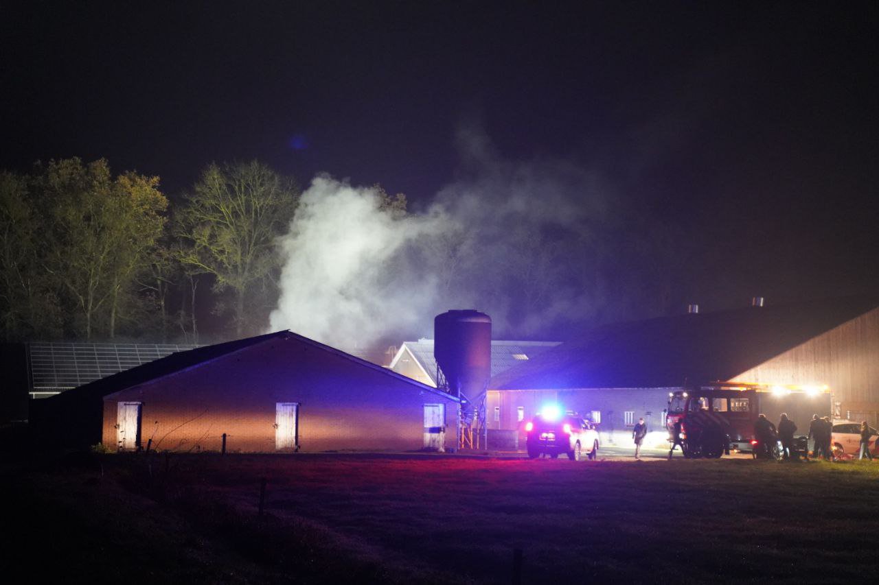 Grote brand in varkensstal, veel rookontwikkeling